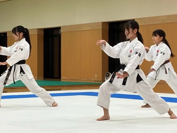 女子の道場生三人が並んで形をするところ